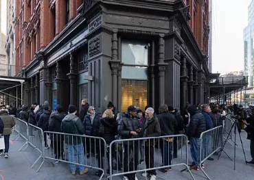 ニューヨークで最初の合法マリファナ店がオープンし、その商売は活況を呈していました。4時間待ち、開店3時間で売り切れました